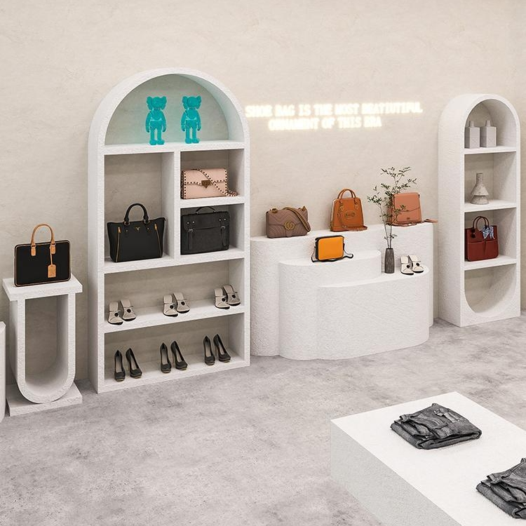 Vitrinas blancas con diseño Wabi Sabi de Diatom Mud para tienda minorista de moda
